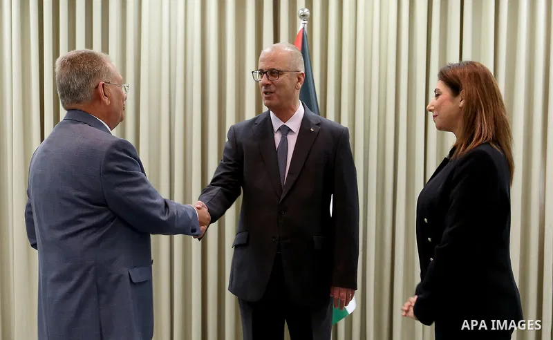 Palestinian Prime Minister Rami Hamdallah meets with Secretary General of the Union of Arab Statisticians, Ghazi Raho, in the West Bank city of Ramallah on November 28, 2018. Photo by Prime Minister Office