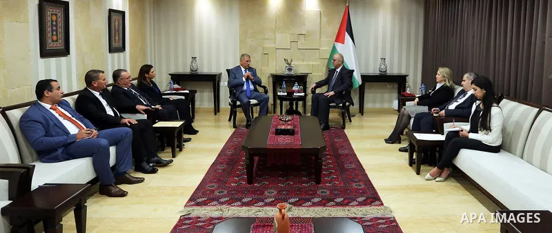 Palestinian Prime Minister Rami Hamdallah meets with Secretary General of the Union of Arab Statisticians, Ghazi Raho, in the West Bank city of Ramallah on November 28, 2018. Photo by Prime Minister Office