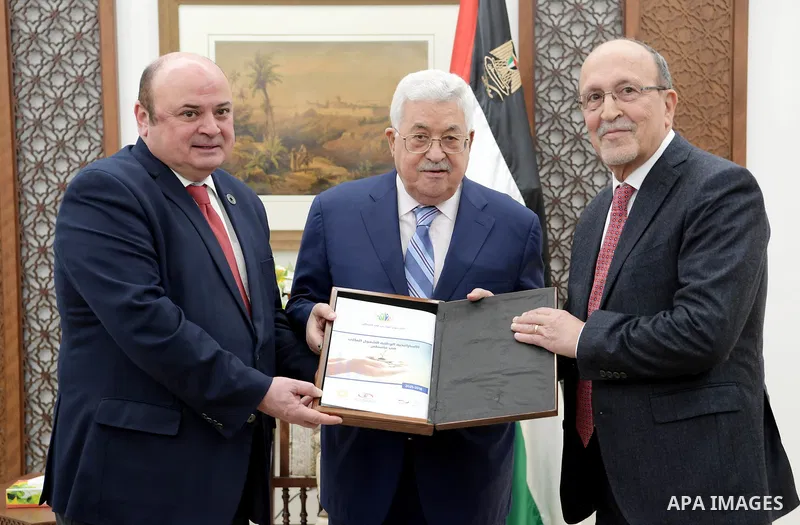 Palestinian President Mahmoud Abbas, meets with delegation from the Palestinian Monetary Authority and the Capital Market Authority in the West Bank city of Ramallah on November 28, 2018. Photo by Thaer Ganaim