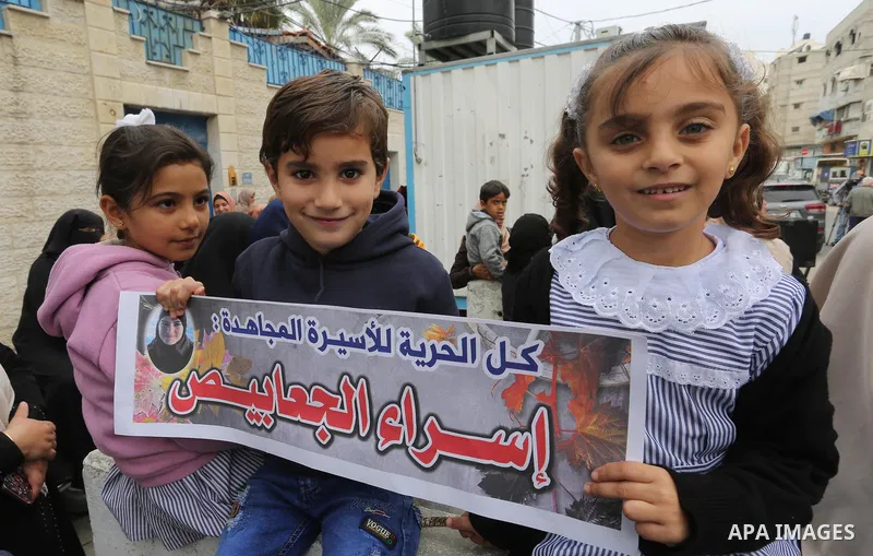 Palestinian supporters of Islamic Jihad movement take part during a protest to show solidarity with Palestinian Prisoners held in Israeli jails, in front of the high commissioner for human rights headquarters, in Gaza ci...
