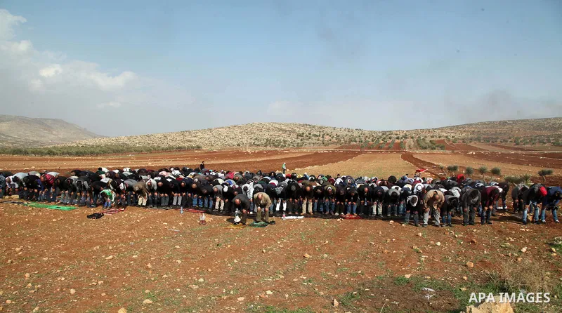 Palestinian protesters attend Friday prayers during clashes Israeli forces against Israeli land seizures for Jewish settlements, in the village of al-Mughayyir, near the West Bank city of Ramallah, on November 30, 2018....