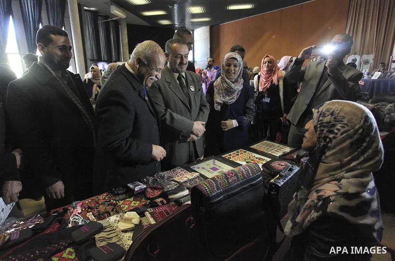 Palestinians and Disabilities attend an exhibition of handicrafts marking the International Day of Persons with Disabilities, organized by the Ministry of Culture in Gaza City on December 3, 2018. Photo by Mahmoud Ajjour