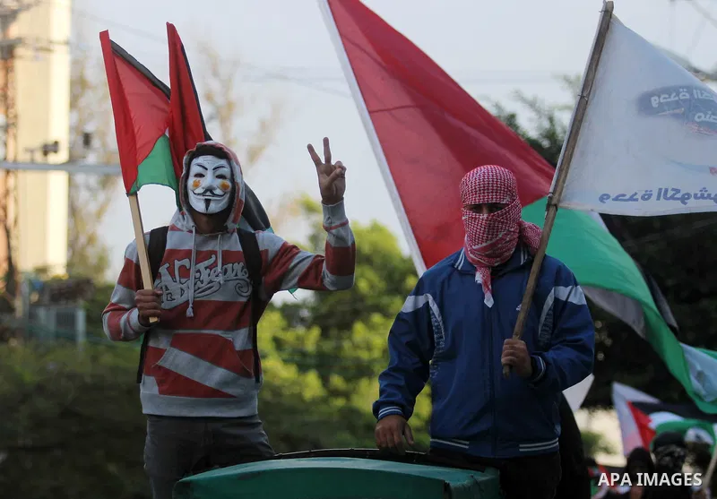 Palestinians attend a rally against a US-drafted resolution that would condemn Palestinian resistance movement Hamas for firing rockets in Gaza city, on December 6, 2018. Photo by Mahmoud Ajjour