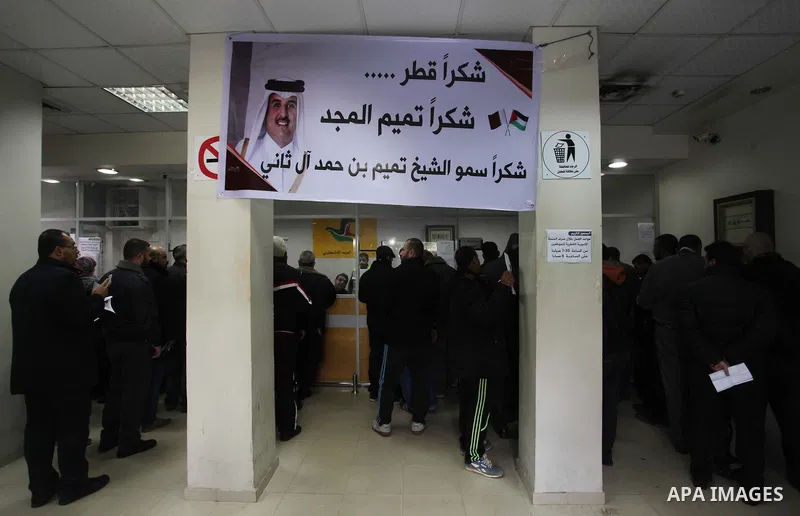 Palestinian employees of Gaza strip wait to receive their salaries at a Post Office, in Gaza city, on December 7, 2018. Photo by Mahmoud Ajour
