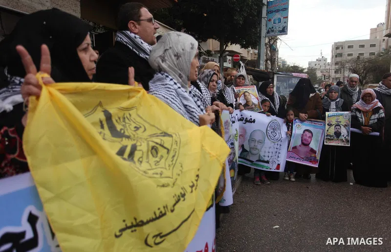 Palestinians take part in a protest to solidarity with Palestinian Prisoners held in Israeli jails, in front of Red Cross office, in Gaza city, on December 31, 2018. Photo by Mahmoud Ajjour