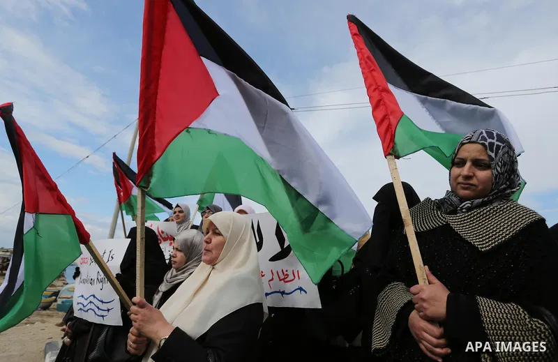 Palestinians take part in a protest against the Israeli blockade on Gaza Strip, at the Gaza seaport, on February 18, 2019. Photo by Ashraf Amra