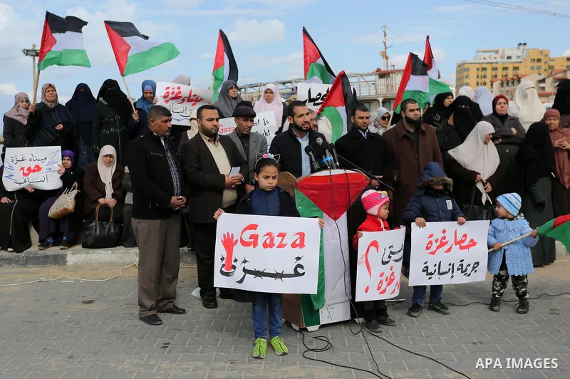 Palestinians take part in a protest against the Israeli blockade on Gaza Strip, at the Gaza seaport, on February 18, 2019. Photo by Ashraf Amra