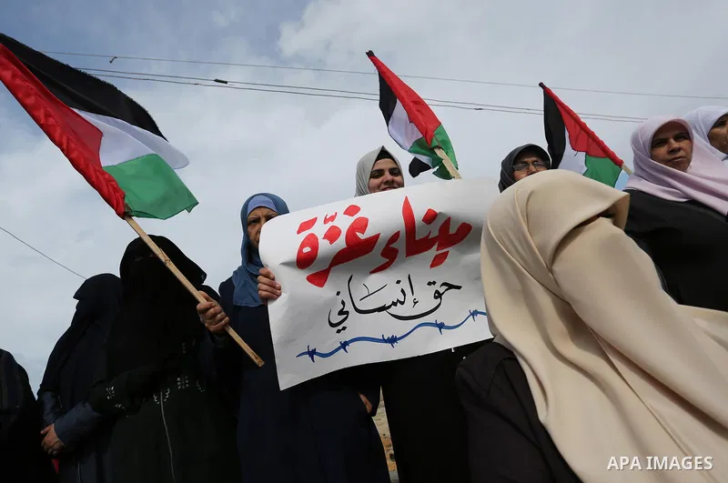 Palestinians take part in a protest against the Israeli blockade on Gaza Strip, at the Gaza seaport, on February 18, 2019. Photo by Ashraf Amra