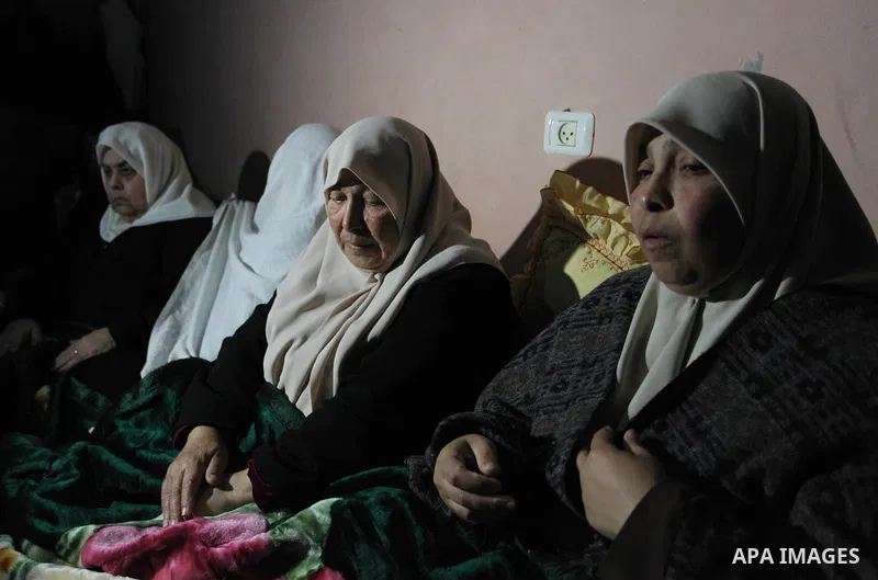 Relatives of Palestinian Tamer Abu El Kheir, 17, who was shot dead by Israeli forces at the Israel-Gaza border, mourn during his funeral in Gaza City March 31, 2019. Photo by Mahmoud Ajjour
