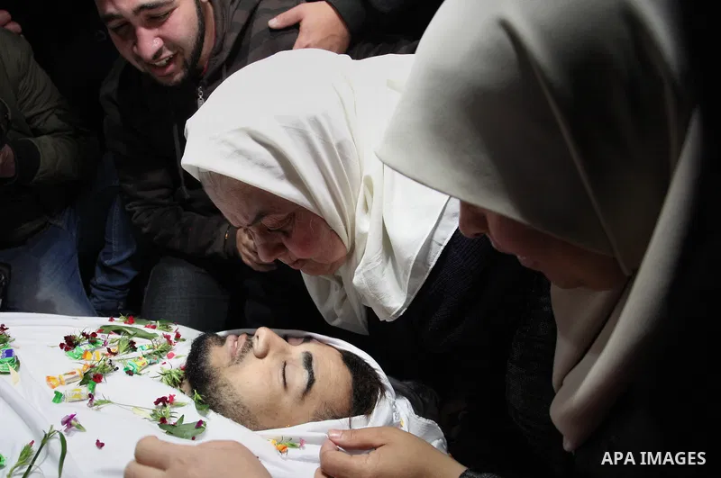 Relatives of Palestinian Tamer Abu El Kheir,17, who was shot dead by Israeli forces at the Israel-Gaza border, mourn over his body during his funeral in Gaza City, on March 31, 2019. Photo by Mahmoud Ajjour