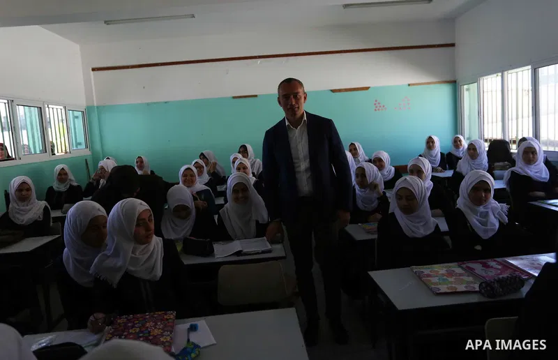 Nikolay Mladenov, United Nations Special Coordinator for the Middle East Peace Process, visits a school in Nuseirat in the central Gaza Strip, on May 13, 2019. Photo by Ashraf Amra