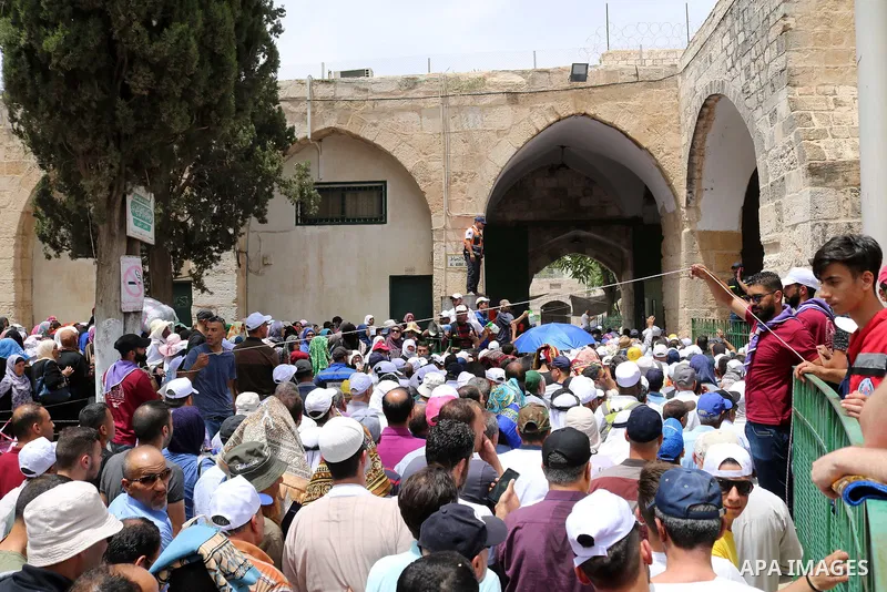 Palestinian Muslim worshipers attend Friday prayers durig the holy fasting month of Ramadan at al-Aqsa mosque compund, in Jerusalem's Old city, May 24, 2019. Photo by Abdalrahman Alami