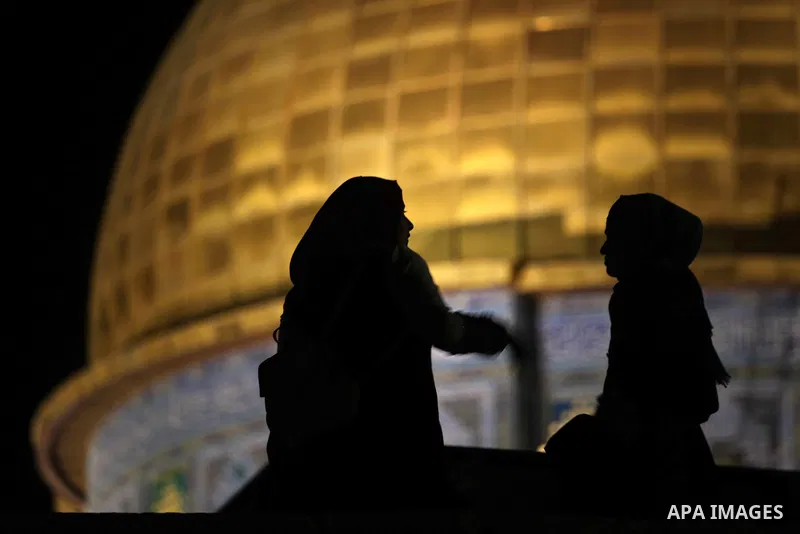 Palestinian Muslims break their fast in front of the Dome of the Rock, at the al-Aqsa mosque compound, during the Muslims holy month of Ramadan, in Jerusalem's Old city on May 26, 2019. Muslims around the world celebrate...