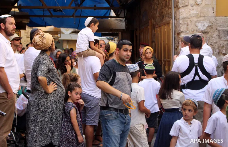 Israeli soldiers stand guard as Jewish settlers tour of the streets in the Old City of the West Bank city of Hebron, on August 24, 2019. Photo by Mosab Shawer