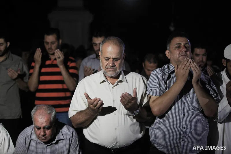 Palestinian supporters of Islamic Jihad movement attend night prayer in protest to show solidarity with prisoners on hunger strike in Israeli jails, in Gaza city on August 26, 2019. Photo by Mahmoud Ajjour