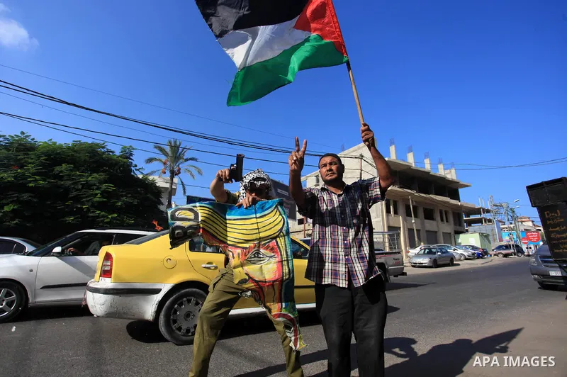 Palestinians burn an Israeli, British and U.S. flags during a protest to show solidarity with Palestinian prisoners held in Israeli jails, in front of Red cross office in Gaza city on September 30, 2019. Photo by Mahmoud...