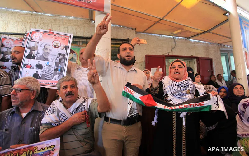 Palestinians take part in a protest in solidarity with prisoners in Israeli jails, in front of the Red cross office, in Gaza city on on September 30, 2019. Photo by Mahmoud Ajjour