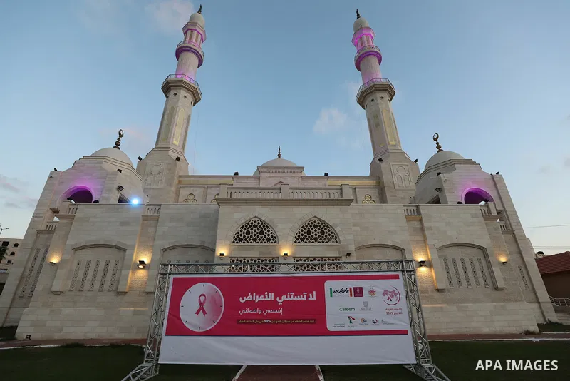 A view shows Al Hasayneh Mosque in Pink Color during the Breast Cancer Awareness campaign at Gaza port in Gaza City, on October 1, 2019. Photo by Mahmoud Abu Hasira