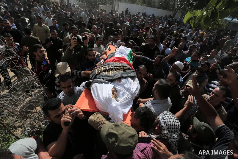 Mourners carry the body of Palestinian Mohammed Shurrab, who was died hit by an Israeli airstrike during his funeral in Khan Younis in the southern Gaza Strip on November 14, 2019. Photo by Ashraf Amra