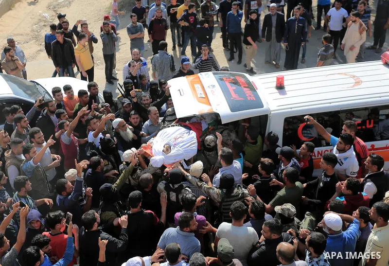 Mourners carry the body of Palestinian Mohammed Shurrab, who was died hit by an Israeli airstrike during his funeral in Khan Younis in the southern Gaza Strip on November 14, 2019. Photo by Ashraf Amra