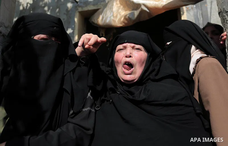 Relatives of Palestinian Mohammed Shurrab, who was died hit by an Israeli airstrike, mourn during his funeral in Khan Younis in the southern Gaza Strip on November 14, 2019. Photo by Ashraf Amra