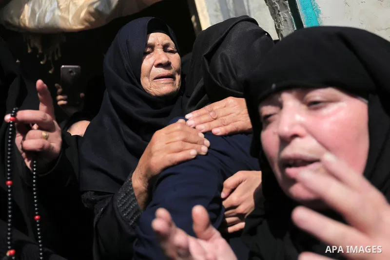 Relatives of Palestinian Mohammed Shurrab, who was died hit by an Israeli airstrike, mourn during his funeral in Khan Younis in the southern Gaza Strip on November 14, 2019. Photo by Ashraf Amra