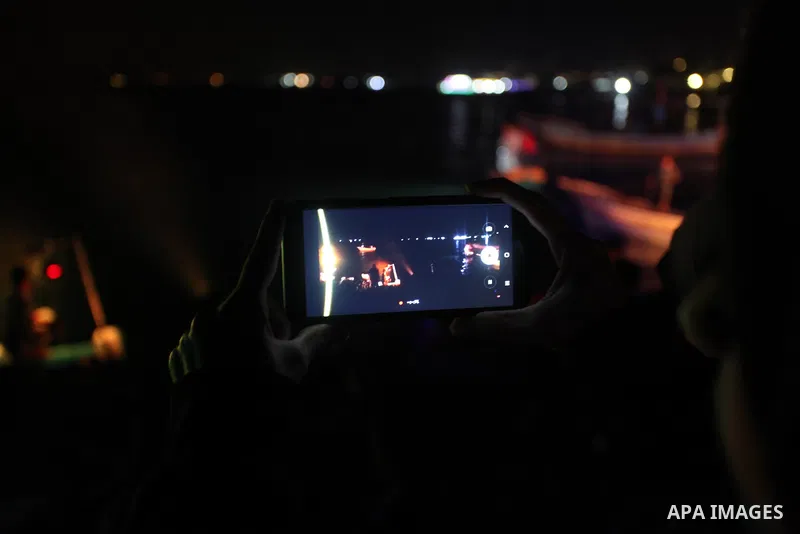 Palestinians light ships in solidarity with women within the 16-day campaign to combat "violence against women" at Gaza port in Gaza City, on November 25, 2019. Photo by Mahmoud Ajjour