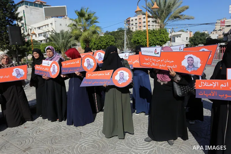 Palestinians take part in a protest in solidarity with the mother of the deceased prisoner Sami Abu Dyak, in Gaza City on November 28, 2019. Photo by Ashraf Amra