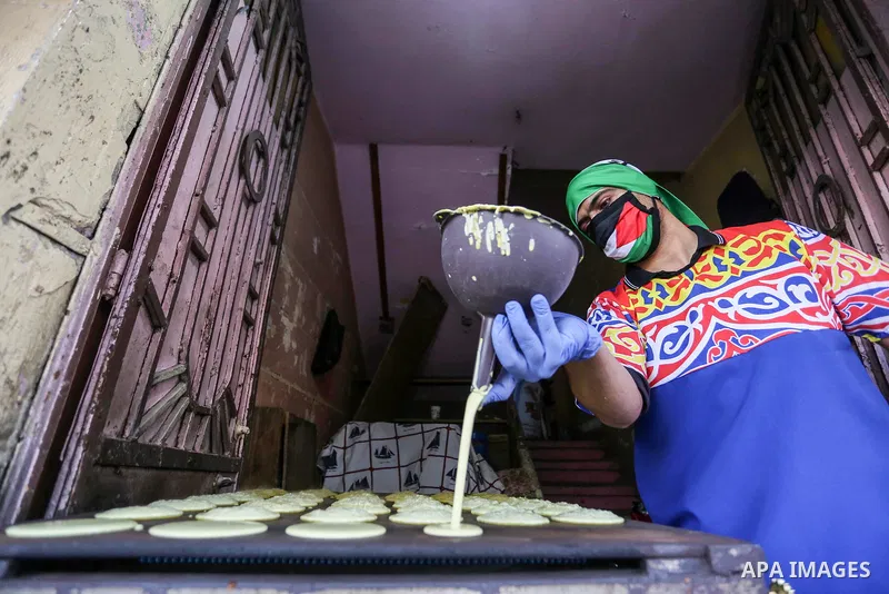 A Palestinian vendor makes Ramadan traditional sweets ahead of the holy fasting month, amid concerns about the spread of the coronavirus disease (COVID-19), in Khan Younis in the Gaza strip, on April 23, 2020. Photo by A...