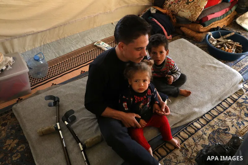 A photo taken on March 7, 2020 shows displaced Syrians stay at a makeshift camp in the northern Syrian city of Azaz. Photo by Nayef ALaboud