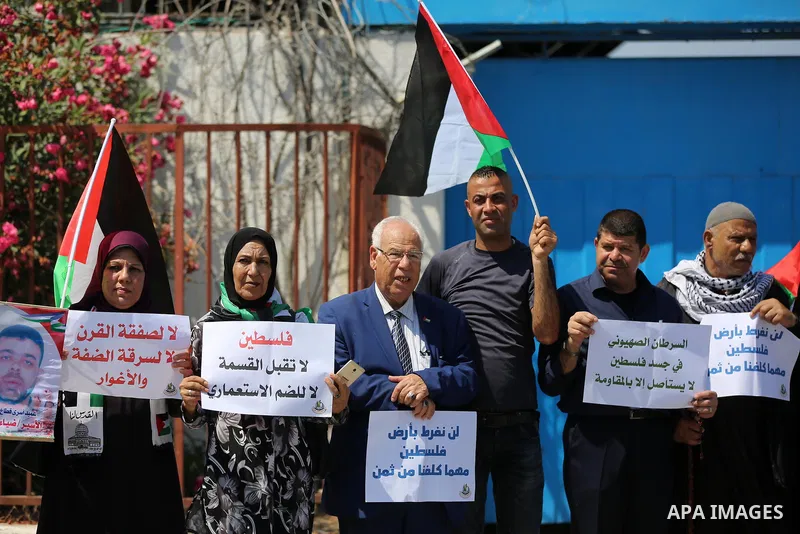 Palestinians take part in a protest against Israel's plan to annex parts of the occupied territory and against US President Donald Trump's Century Deal "expected peace plan", in front of the headquarter United Nation "UN...
