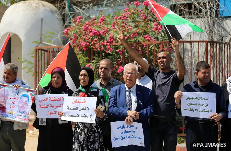 Palestinians take part in a protest against Israel's plan to annex parts of the occupied territory and against US President Donald Trump's Century Deal "expected peace plan", in front of the headquarter United Nation "UN...
