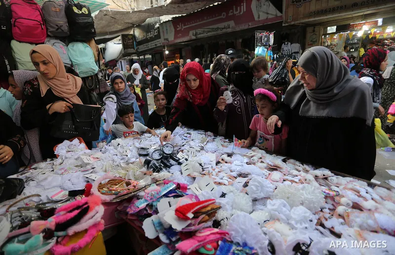 Palestinians shop during preparation for the new school year at a market in Khan Younis southern of Gaza strip, on August 4, 2020. Photo by Ashraf Amra