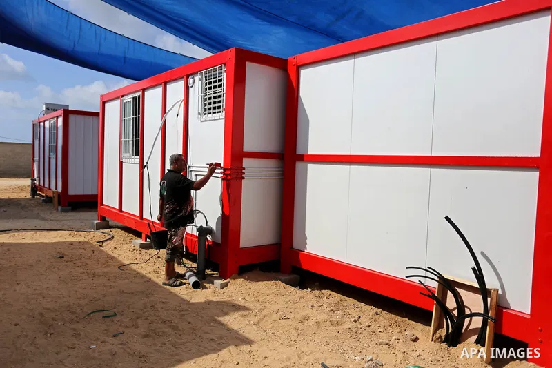 Palestinian workers finish building the field hospital to house coronavirus disease (COVID-19), patients in Dair Al Balah in the central of Gaza Strip, on August 9, 2020. Photo by Ashraf Amra