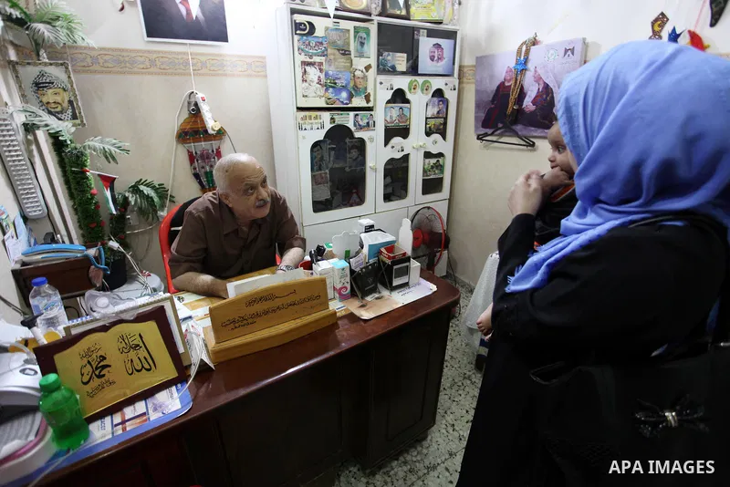 Palestinian doctor Muhammad Abu al-Kass, "the doctor of the ghalaba", works to treat patients free of charge in his private clinic in Gaza City on August 12, 2020. Photo by Mahmoud Ajjour