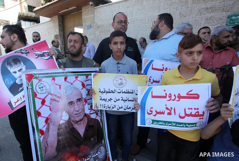Palestinians take part in a protest in solidarity with prisoners in Israeli jails, in front of the Red cross office, in Gaza city on August 17, 2020. Photo by Mahmoud Ajjour