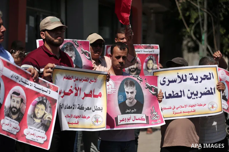 Palestinians take part in a protest in solidarity with prisoners in Israeli jails protest at administrative detention, in Gaza city, on August 23, 2020. Photo by Ashraf Amra