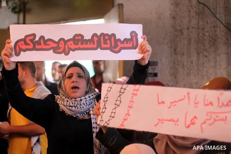 Palestinians take part in a protest in solidarity with prisoners in Israeli jails, in front of the Red cross office, in Gaza city on August 24, 2020. Photo by Mahmoud Ajjour