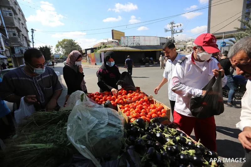 Palestinians wear face masks, shopp during the imposed lockdown to mitigate virus outbreak in the Gaza Strip, in Dair Al Balah in the central of Gaza Strip on August 27, 2020, during a lockdown in the Palestinian enclave...