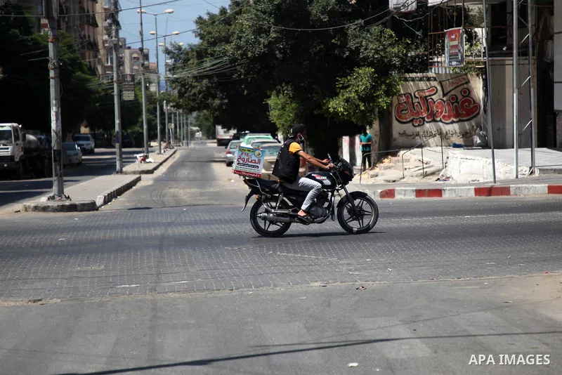 Palestinian deliverymen ride their bikes to deliver customers' orders in Gaza city on August 28, 2020, amid increasing coronavirus cases in the Palestinian enclave. Photo by Mahmoud Ajjour