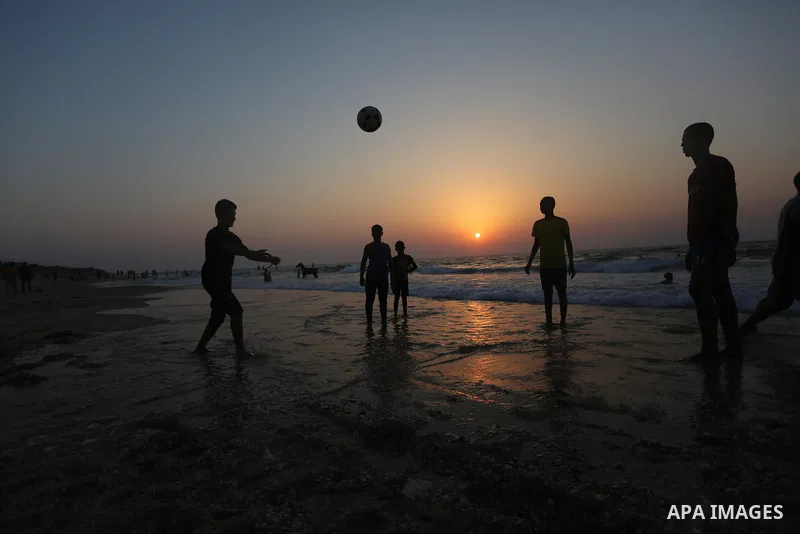 Palestinians enjoy at the beach, amid the coronavirus disease (COVID-19) outbreak, in Dair Al Balah in the central of Gaza Strip on September 11, 2020. Photo by Ashraf Amra