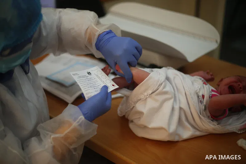 A UNRWA employee wears face mask as she provides Polio vaccine and Rota virus vaccines for children in a clinic, in Deir Al-Balah, in the center of the Gaza Strip, on Sept. 12, 2020. Photo by Ashraf Amra