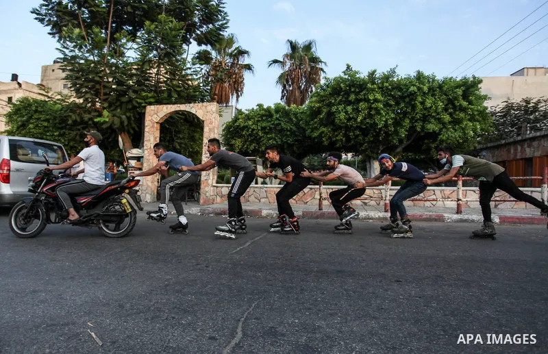 Palestinian youths skate at the street as they enjoy thier time, amid the spread of the Covid-19 coronavirus, in Gaza City on Sept. 20, 2020. Photo by Mahmoud Ajjour