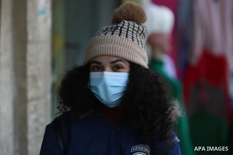 Palestinians gather to shop in the last day of 2020, before the complete closure amid the spread of the Coronavirus COVID-19, in Gaza City on December 31, 2020, in the fourth week after the Ministry of Interior in Gaza C...
