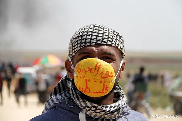 Palestinian protesters clash with Isareli security forces during a tent city protest at the Israel-Gaza border, demanding the right to return to their homeland, in Jabalia in the northern of Gaza strip on April 6, 2018....