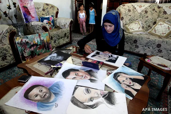 Palestinian Kholoud El-Desouki, 23-year-old, paints using cosmetics and makeup tools, at her house in Khan Younis in the southern Gaza Strip, August 12, 2015. Artists of Gaza Strip witnessed a gradual shortage of art sup...