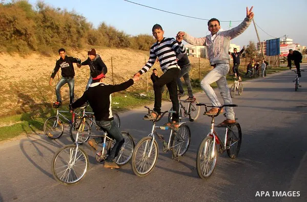 Palestinian youths display acrobatic skills on their bicycles during the weekly sport event, in the al-Zahra town, southern Gaza city, on Jan. 19, 2013. Photo by Ezz al-Zanoon