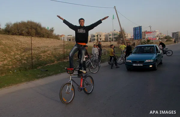 Palestinian youths display acrobatic skills on their bicycles during the weekly sport event, in the al-Zahra town, southern Gaza city, on Jan. 19, 2013. Photo by Ezz al-Zanoon