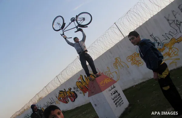 Palestinian youths display acrobatic skills on their bicycles during the weekly sport event, in the al-Zahra town, southern Gaza city, on Jan. 19, 2013. Photo by Ezz al-Zanoon