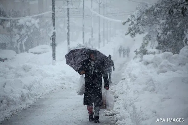 Palestinians walk in a street of the West Bank town of Hebron as snow falls on December 2013. Reports state that the West Bank has been affected by a snowstorm, hitting Nablus, Ramallah and Jerusalem. Palestinian Authori...